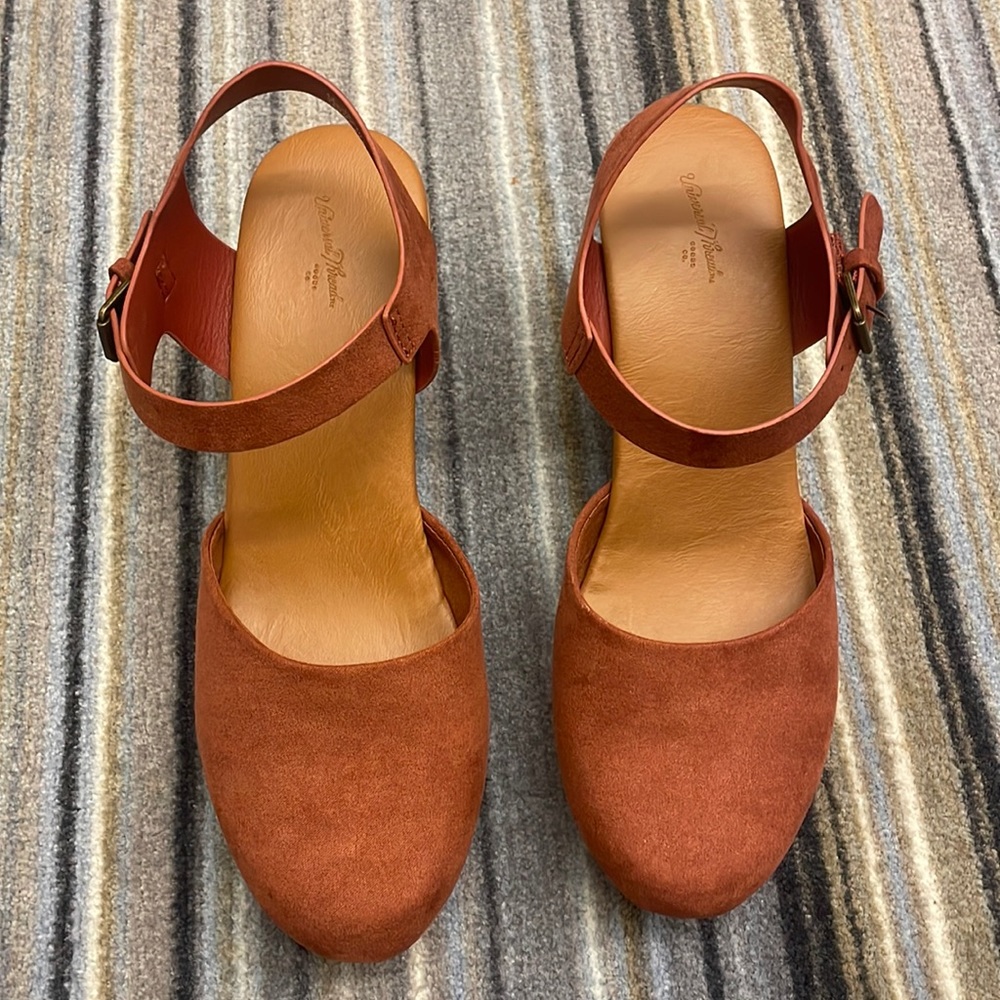 Maroon suede clog pumps / platform heels
